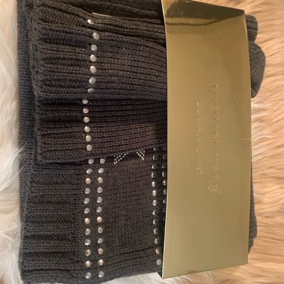 MICHAEL KORS HAT AND SCARF SET. - Picture 3 of 4